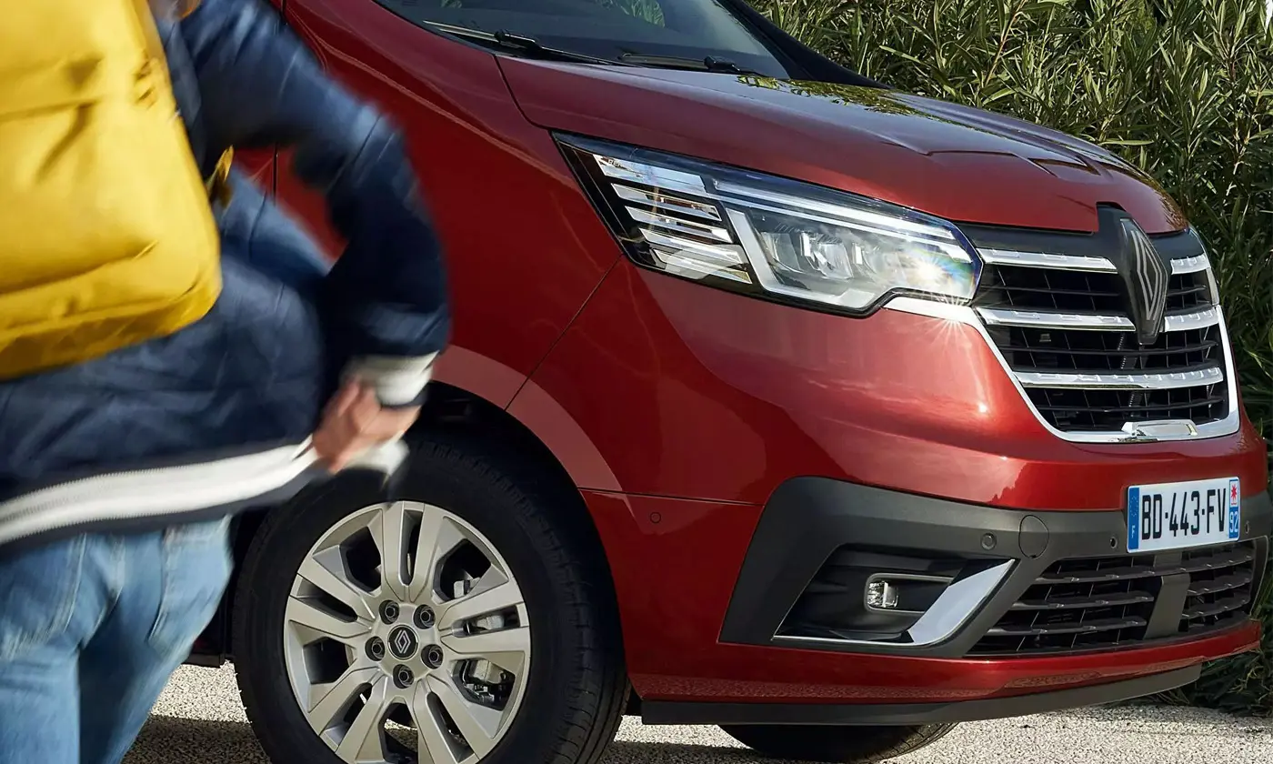 Trafic Passenger Front